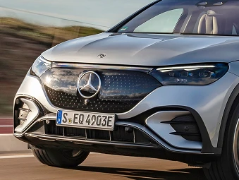 Radiator grille with Mercedes-Benz pattern